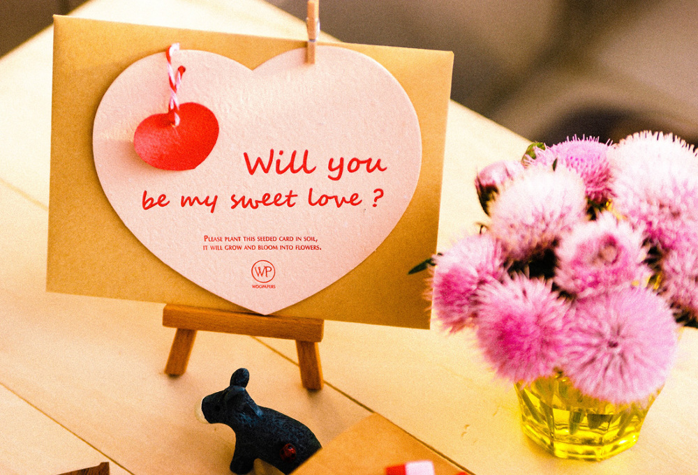 情人節到了,我只想問妳/你一句:「Will you be my sweet love?」 卡片由可種植種子紙手工製作,紙張裡的黑色顆粒就是花朵種子,使用後請勿丟棄它,請種下它。多付出一些愛心與耐心,就會看見種子發芽生長,並開出幸福的花兒!你更是愛護地球的綠手指喔! 商品規格 心形卡片:種子紙 (粉膚色)、金雞菊&百日草&松葉牡丹等草花混合種子 印刷:凸版印刷 信封:牛皮紙 種植方法 請將卡片撕成小張,埋入土壤,覆上一層薄薄的土,每日澆水保持土壤溼潤,適度地接受陽光沐浴,靜待一些時日,種子就會冒出芽了喔!